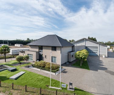 Luxe villa met exclusieve tuin en magazijn in KMO-zone