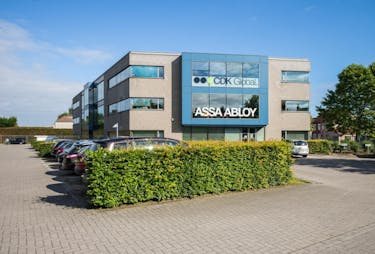 Kantoren (1.200 m²) met goede zichtbaarheid vanaf E40 te Melle