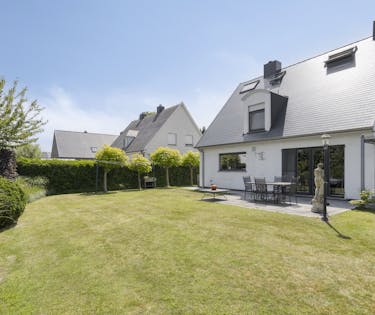 Vrijstaand huis langs de Hofmeierlaan te Sint-Kruis (Brugge)