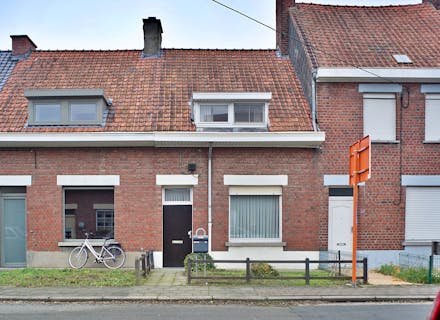 Huis met 2 slaapkamers en stadskoer te koop in het centrum van Roeselare.