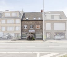 Handelspand met ruime woonst te koop in Ekeren