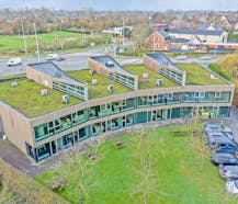 Instapklaar kantoor met veel lichtinval op zichtlocatie