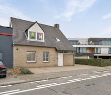 Huis/praktijk met veel potentieel gelegen te centrum Zwevezele