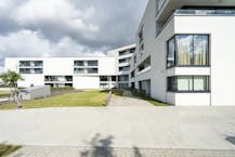 Verzorgde assistentiewoning met terras en uitzicht te Zwevegem