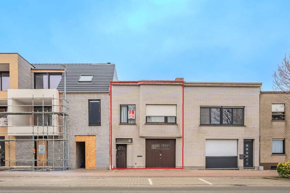 Te renoveren woning met 3 slaapkamers te koop!