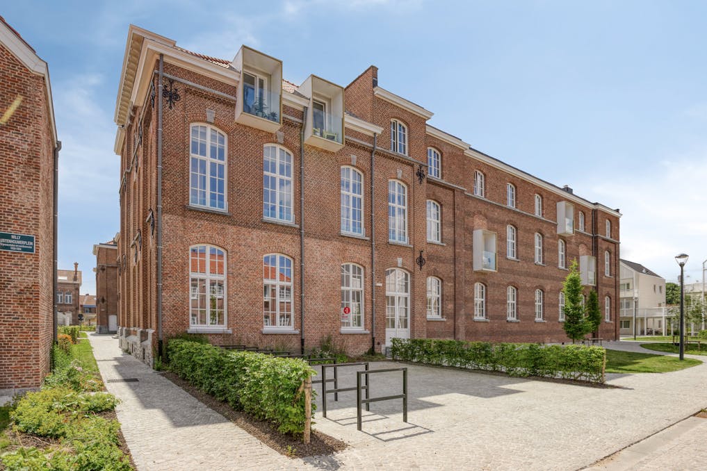 Handelsgelijkvloers/ kantoor in Peterseliestraat in Brugge