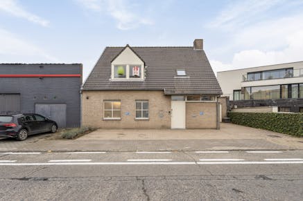 Kantoor met woning te koop Zwevezele