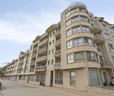 Appartement moderne au rez-de-chaussée avec grande terrasse et jardin d'agrément