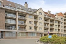 Appartement moderne au rez-de-chaussée avec grande terrasse et jardin d'agrément
