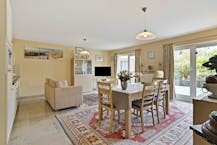 Appartement moderne au rez-de-chaussée avec grande terrasse et jardin d'agrément