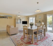 Appartement moderne au rez-de-chaussée avec grande terrasse et jardin d'agrément