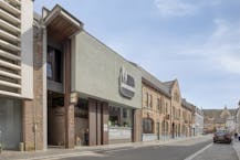 Veelzijdig gebouw te koop in de Veurnestraat in Poperinge