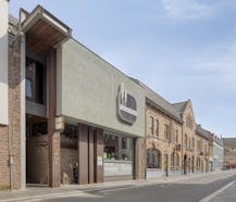 Veelzijdig gebouw te koop in de Veurnestraat in Poperinge
