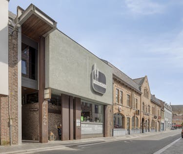 Veelzijdig gebouw te koop in de Veurnestraat in Poperinge