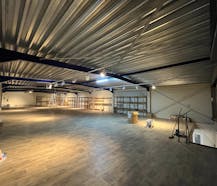 Magazijn (1.450 m²) met kantoren (591 m²) te huur in Zulte