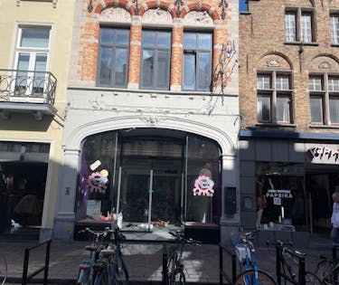 Commercieel pand in Zuidzandstraat in Brugge