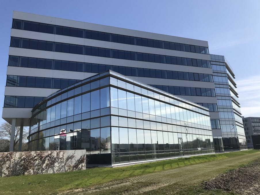 Kantoren (19 m² - 104 m²) met diensten langs de E40 te Aalst