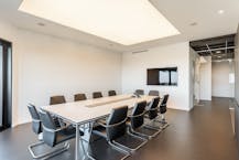 Volledig ingerichte kantoorruimte te huur in het prestigieuze Botta-gebouw, te Genk