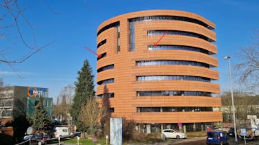 Volledig ingerichte kantoorruimte te huur in het prestigieuze Botta-gebouw, te Genk