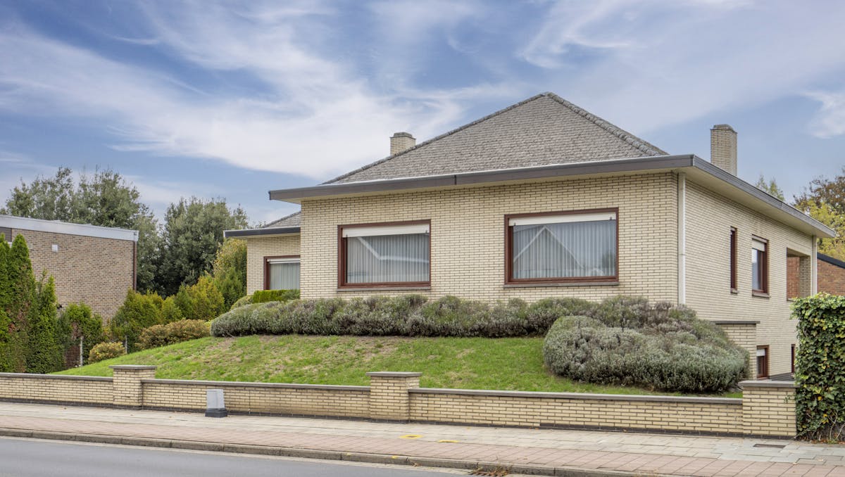 Ruim te renoveren huis te koop in Harelbeke