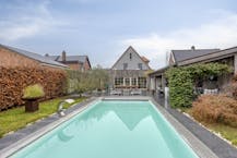 Gerenoveerd vrijstaand huis met zwembad, poolhouse en tuin