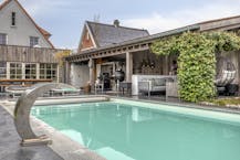 Gerenoveerd vrijstaand huis met zwembad, poolhouse en tuin