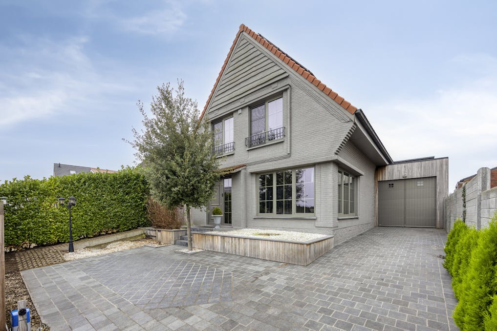 Gerenoveerd vrijstaand huis met zwembad, poolhouse en tuin