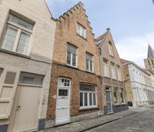 Op te frissen trapgevelwoning te koop in hartje Brugge