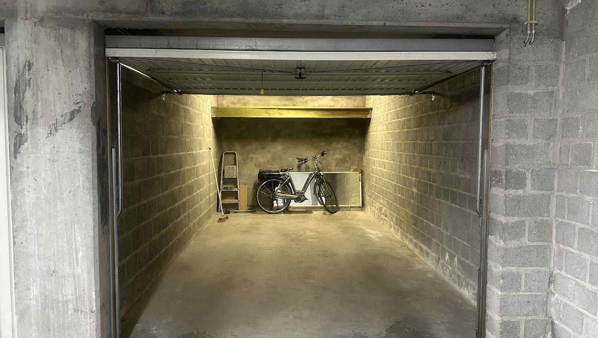 Gesloten garagebox te koop op topligging in Middelkerke!