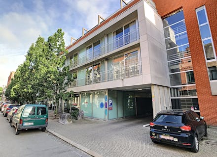 Commercieel gelijkvloers van 418m² gelegen in het centrum van Sint-Niklaas momenteel ingericht als dokterspraktijk  