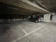 Place de parking souterraine à louer dans le centre de Hasselt.