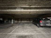 Place de parking souterraine à louer dans le centre de Hasselt.