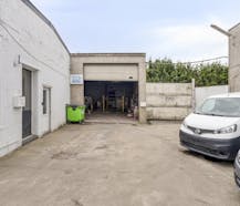 Loods van ca. 547m² op commerciële ligging in Hooglede-Gits