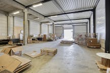 Patrimoniumvennootschap met drie bedrijfshallen en penthouse