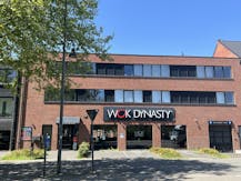 Handelspand op toplocatie met voldoende parking.