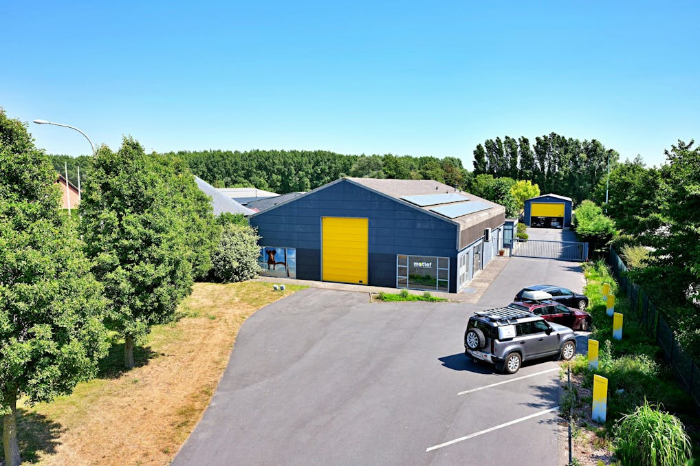 Bedrijfsgebouw + woonst (140 m²) op industrieperceel (4.758 m²) 