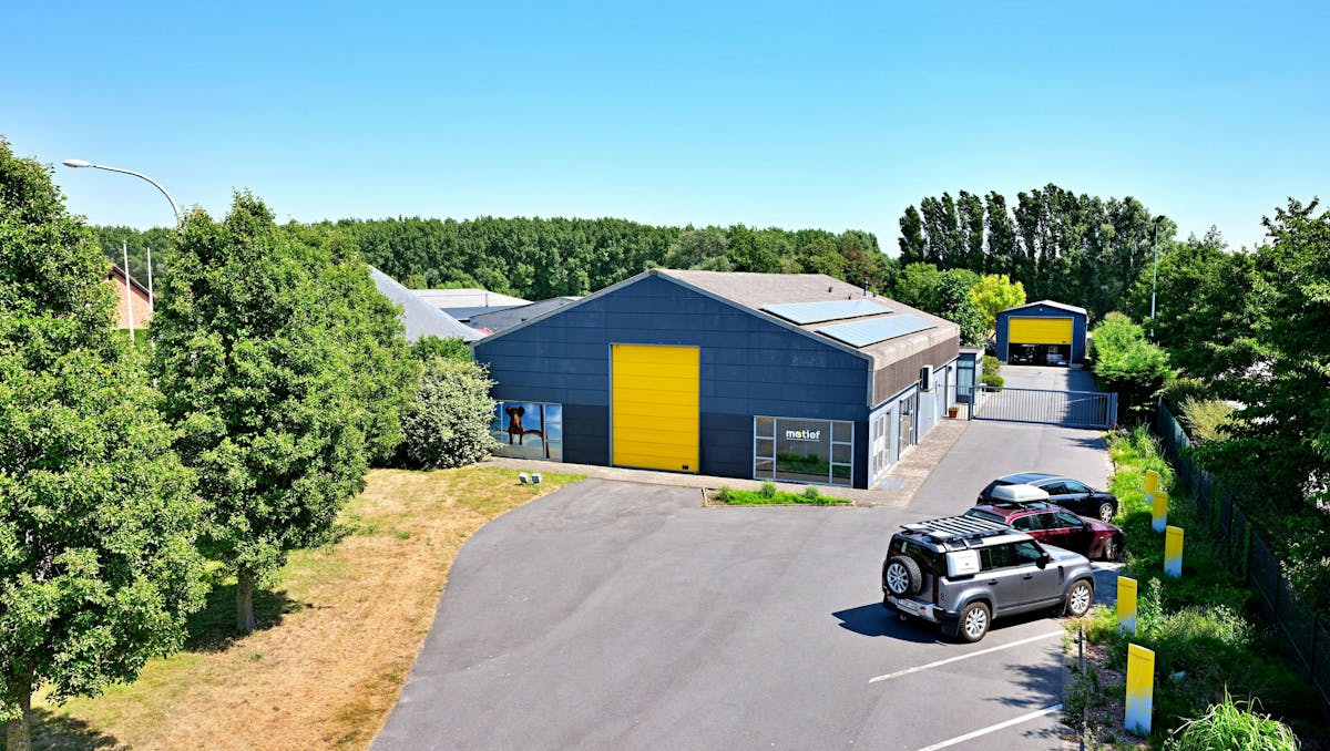 Bedrijfsgebouw + woonst (140 m²) op industrieperceel (4.758 m²)