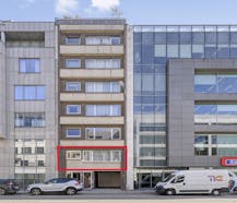 Op te frissen appartement met terras te koop in Berchem