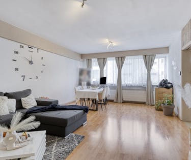 Op te frissen appartement met terras te koop in Berchem