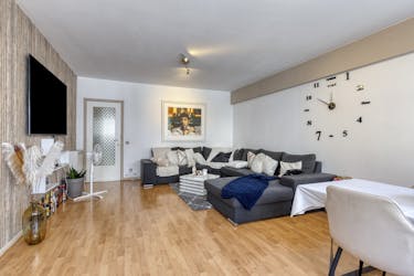 Op te frissen appartement met terras te koop in Berchem