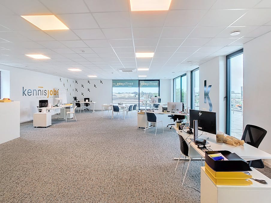 Newly built office of approximately 254m² with a surrounding terrace and parking