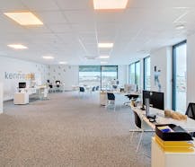 Instapklaar kantoor van ca. 254m² met ruim terras en parking