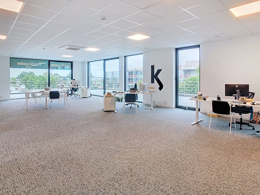 Instapklaar kantoor van ca. 254m² met ruim terras en parking
