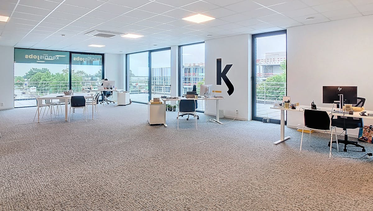 Instapklaar kantoor van ca. 254m² met ruim terras en parking