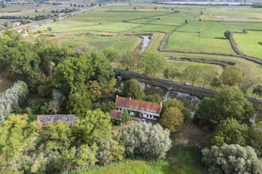 Unieke landelijke eigendom gelegen te Lo-Reninge aan het water.