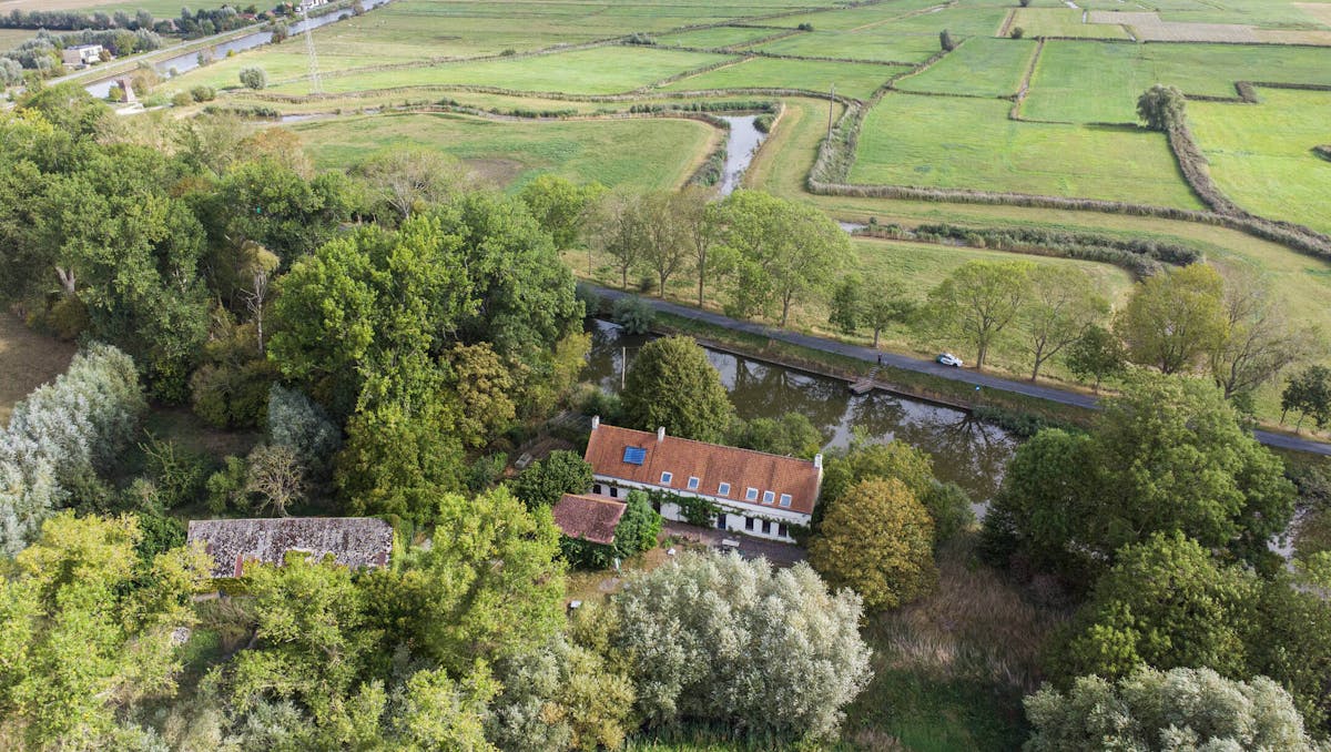 Unieke landelijke eigendom gelegen te Lo-Reninge aan het water.