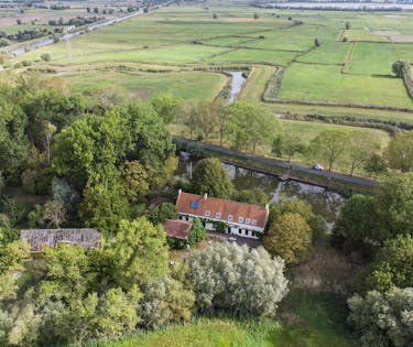 Unieke landelijke eigendom gelegen te Lo-Reninge aan het water.