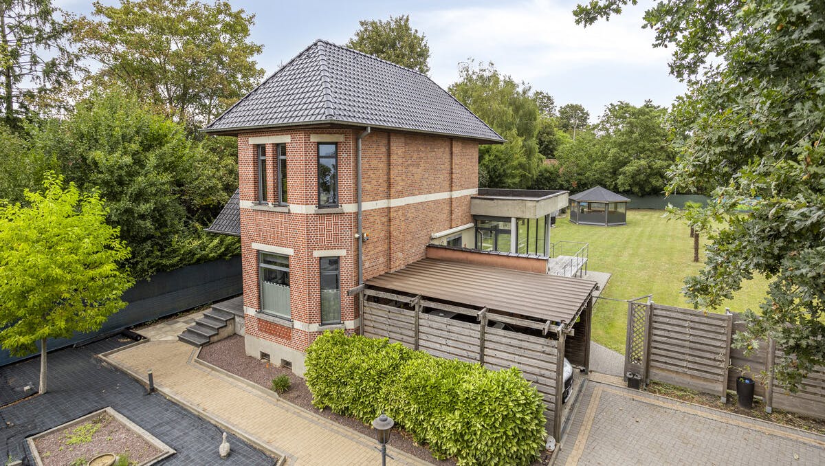 Patrimoniumvennootschap met een charmante villa met riante tuin op toplocatie te koop in Mechelen.