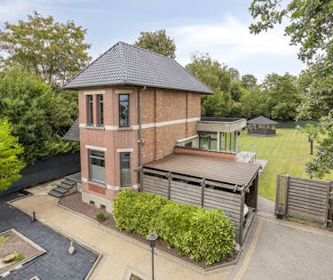 Patrimoniumvennootschap met een charmante villa met riante tuin op toplocatie te koop in Mechelen.