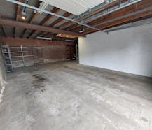 Te renoveren burgerwoning met tuin en 3 garages in Roeselare